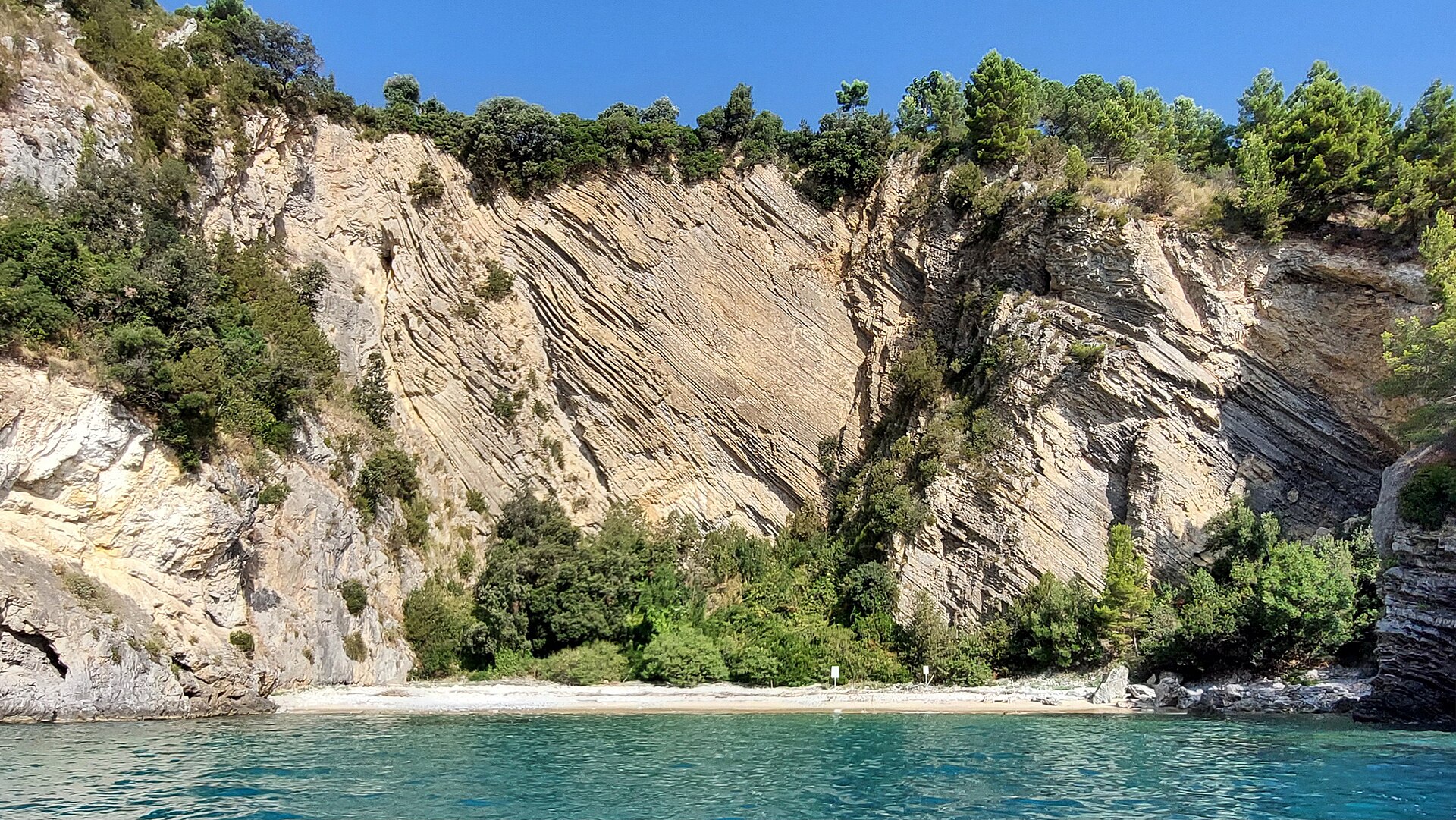 1920px-Spiaggia_del_Buon_Dormire_-_Palinuro-Cilento-Tenuta-Mari-beach