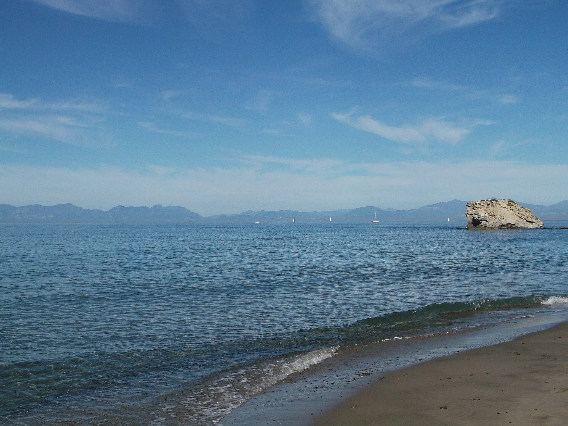 1920px-Spiaggia_di_Trentova,_Agropoli_(SA)-cilento-tenuta-mari