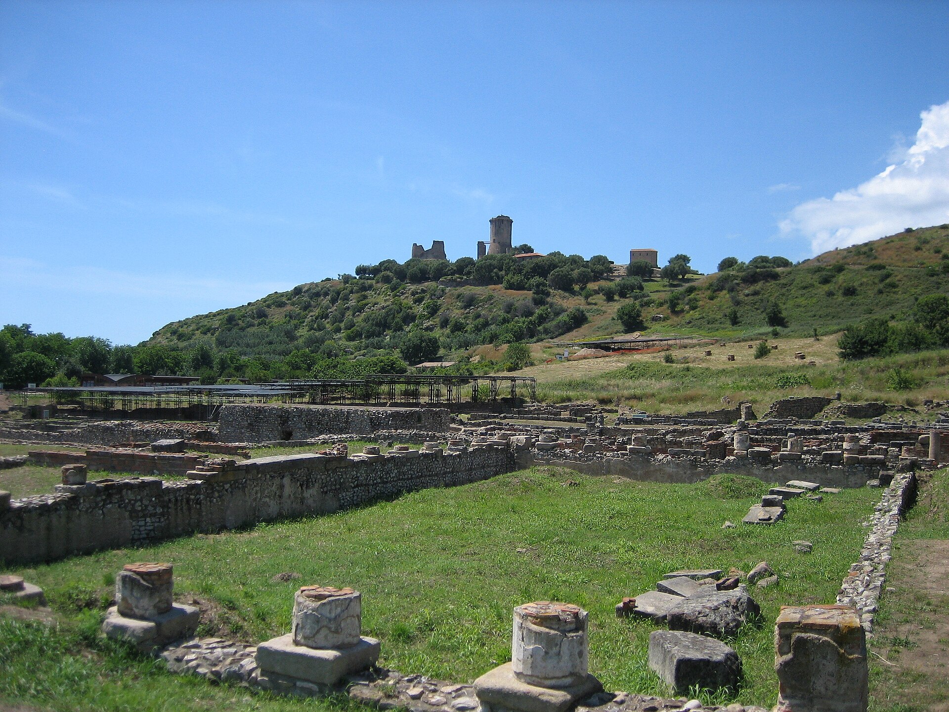 Parco-archeologico-Velia_Excavation_and_Tower-cilento-tenuta-mari
